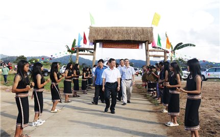 Bí thư Tỉnh ủy Kon Tum dự Ngày hội đại đoàn kết toàn dân tộc với đồng bào Xơ Đăng ở thôn Măng Búk