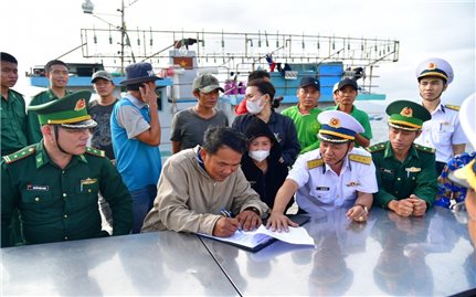 Đưa 14 ngư dân Bình Định gặp nạn trên biển về bờ an toàn