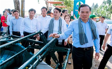 Phó Thủ tướng Chính phủ Trần Lưu Quang dự Lễ phát động trồng 1 triệu hecta lúa chất lượng cao tại Hậu Giang