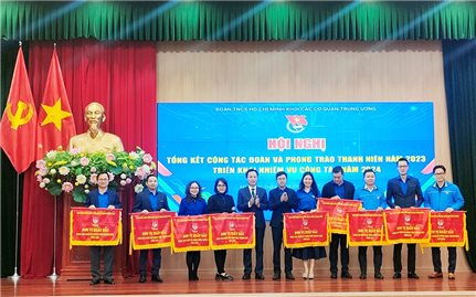 Đoàn Thanh niên Ủy ban Dân tộc nhận cờ thi đua của Đoàn Khối các cơ quan Trung ương