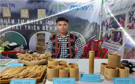 Nhóm bạn trẻ người Vân Kiều phát triển sản phẩm tre nứa mang hồn dân tộc