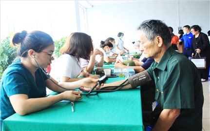 Lai Châu: 156 thương binh, bệnh binh và thân nhân liệt sĩ được tư vấn, khám chữa bệnh và nhận quà