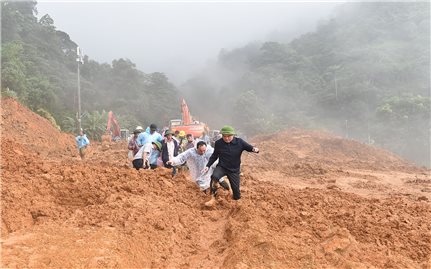 Phó Thủ tướng Trần Lưu Quang đến hiện trường kiểm tra, chỉ đạo khắc phục hậu quả vụ sạt lở nghiêm trọng tại Lâm Đồng