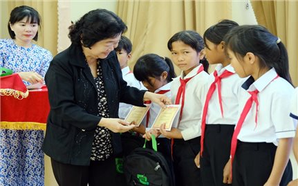 Trao 50 suất học bổng Vừ A Dính cho học sinh huyện nghèo Đam Rông