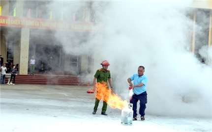 Quảng Ninh: Tặng bình chữa cháy cho hộ nghèo, hộ cận nghèo