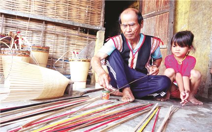Người giữ nghề đan lát ở làng Trấp