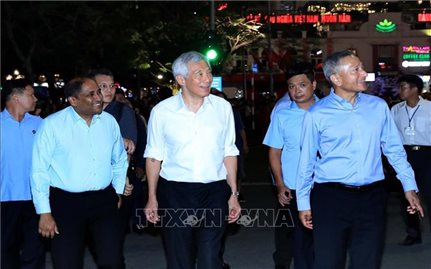 Thủ tướng Singapore thưởng thức ẩm thực, đi dạo tại khu vực Hồ Hoàn Kiếm