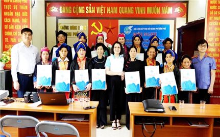 Quảng Ninh: Trao quà cho phụ nữ, trẻ em DTTS khó khăn nhân Ngày Gia đình Việt Nam