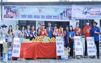 Những chai nước, suất ăn, chuyến xe ôm ý nghĩa trong kỳ thi THPT 2023