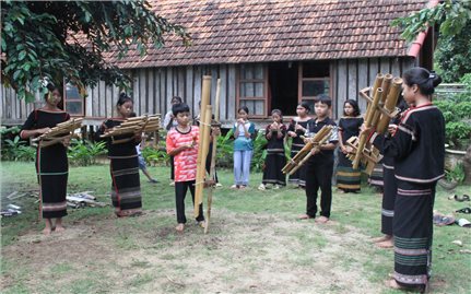 Rộn ràng âm thanh tre nứa giữa buôn làng Ê Đê