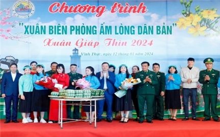 Bộ đội biên phòng mang Tết đến cho người dân nơi đảo xa