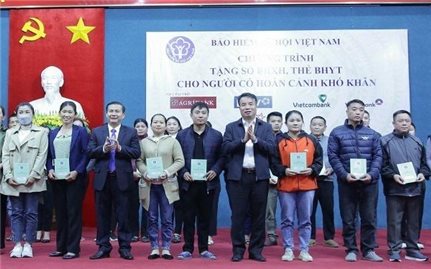 Tổng Giám đốc Nguyễn Thế Mạnh tặng sổ BHXH, thẻ BHYT đến người khó khăn tại tỉnh Hòa Bình