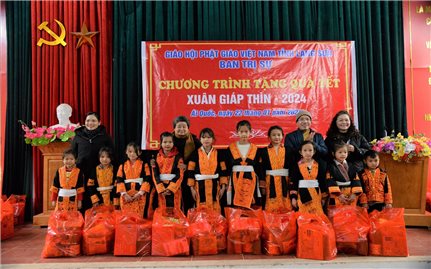 Ban Trị sự Giáo hội Phật giáo tỉnh Lạng Sơn tặng quà Tết cho học sinh có hoàn cảnh khó khăn