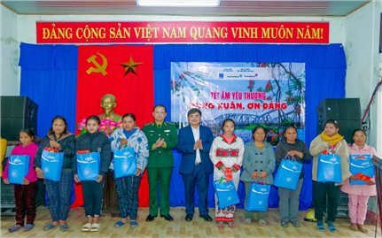 Thừa Thiên Huế: Tặng gần 500 suất quà cho Nhân dân khu vực biên giới dịp Tết Nguyên đán Giáp Thìn 2024
