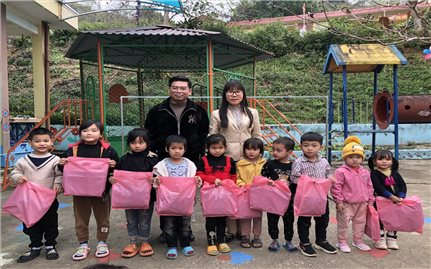 Lào Cai: Tặng quà Tết cho hộ nghèo tại xã Tân Thượng