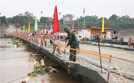 Nước sông Hồng dâng cao, cầu phao Phong Châu tạm dừng hoạt động