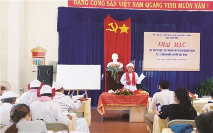 Để di sản hát ngâm Ariya của người Chăm vang xa