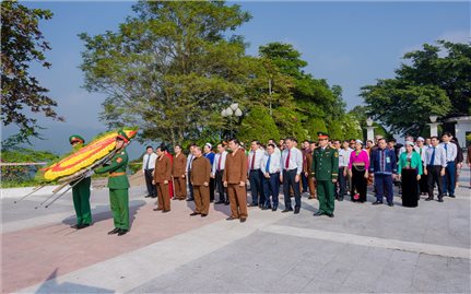 Đoàn đại biểu dự Đại hội DTTS tỉnh Hòa Bình lần thứ IV dâng hương tại Tượng đài Chủ tịch Hồ Chí Minh