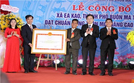 Đồng bào các dân tộc xã Ea Kao hân hoan đón nhận xã đạt chuẩn nông thôn mới nâng cao