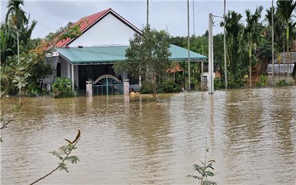 Quảng Ngãi: Mưa lớn khiến nhiều nhà ngập nước, đường giao thông sạt lở