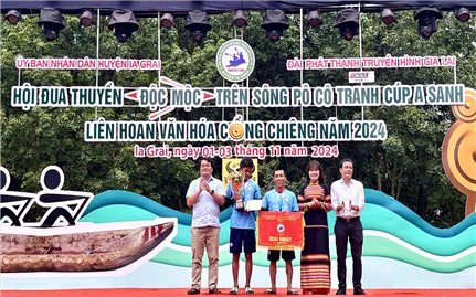 Ia Grai (Gia Lai): Trao 84 giải thưởng tại Hội đua thuyền độc mộc và Liên hoan văn hóa cồng chiêng