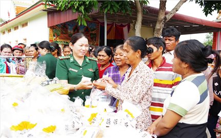 An Giang: Trao tặng nhiều phần quà cho đồng bào khó khăn khu vực biên giới