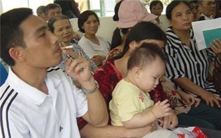 Hưng Yên: Vẫn còn tình trạng hút thuốc lá nơi công cộng