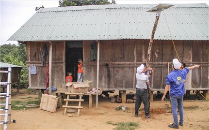 Bình Định: Khẩn trương hoàn thành lắp điện cho làng O2