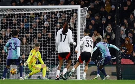 Ngoại hạng Anh:Hòa Fulham, Arsenal hụt hơi trong cuộc đua vô địch