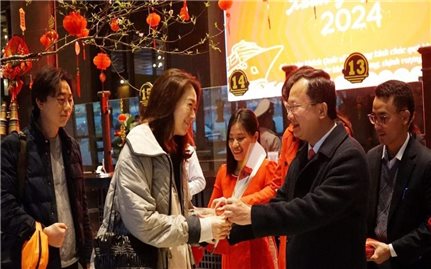 Quảng Ninh đón đoàn khách quốc tế đầu tiên tới vịnh Hạ Long trong năm mới
