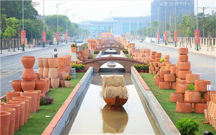 Lung linh Con đường gốm đỏ và hoa ở Vĩnh Long vừa xác kỷ lục Việt Nam