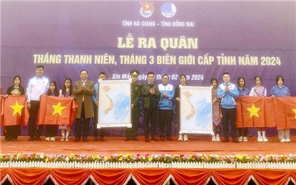 Trao tặng 200 lá cờ Tổ quốc và Bản đồ Việt Nam cho người dân xã biên giới
