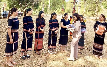 Gia Lai: Trao tặng 2.680 bộ áo dài cho phụ nữ khó khăn