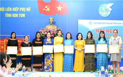 Hội Liên hiệp Phụ nữ tỉnh Kon Tum biểu dương các tập thể, cá nhân tiêu biểu trong việc thay đổi nếp nghĩ, cách làm
