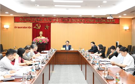 Bộ trưởng, Chủ nhiệm Hầu A Lềnh chủ trì họp về xây dựng vị trí việc làm của Ủy ban Dân tộc