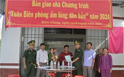 Bộ tư lệnh Bộ đội Biên phòng trao 10 căn nhà cho hộ nghèo khu vực biên giới tỉnh Kiên Giang