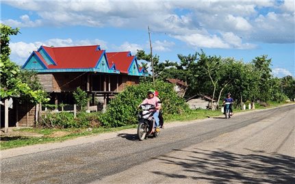 Bừng sáng những buôn làng bên cung đường Trường Sơn Đông