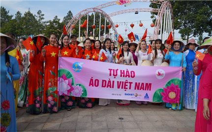 5.500 phụ nữ diễu hành áo dài “Rạng ngời sắc sen” tại Đồng Tháp