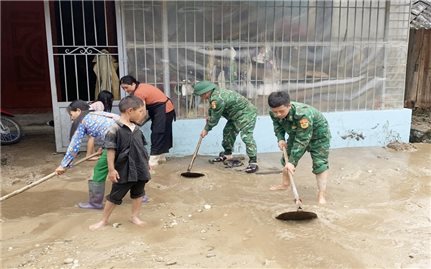 Đồn Biên phòng Cửa khẩu Quốc tế Thanh Thủy giúp dân khắc phục hậu quả mưa lũ