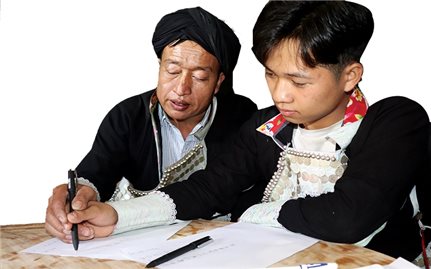 Ông Chảo Duần Liềm gần 30 năm dạy chữ Nôm Dao