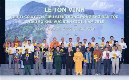 Tôn vinh 200 Người có uy tín trong Chương trình “Điểm tựa của bản làng”