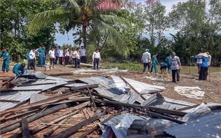 Mưa lớn kèm dông lốc làm hai người chết, gây thiệt hại tại nhiều địa phương