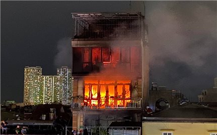 Cháy lớn, nhiều người mắc kẹt trong ngôi nhà tại Định Công, Hoàng Mai