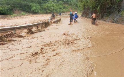 Hàng trăm điểm sạt lở, nhiều tuyến giao thông ở Sơn La ách tắc do mưa lớn