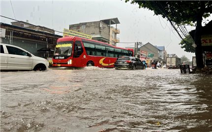 Ảnh hưởng cơn bão số 2, nhiều tuyến phố Hà Nội ngập sâu