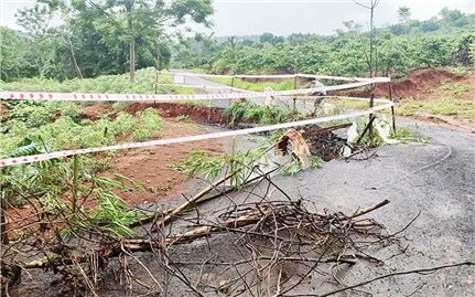 Đắk Nông: Mưa kéo dài khiến 2 tuyến đường đang thi công sạt lở, sụt lún