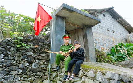 Hoa trên cao nguyên đá: Lửa ấm nơi bản xa (Bài 3)