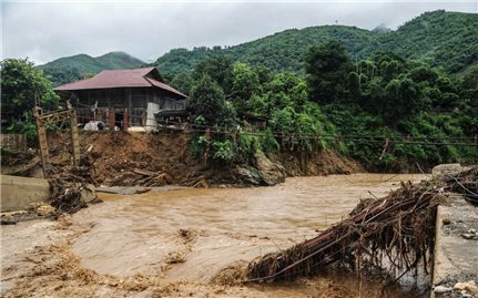 Hàng trăm học sinh có nguy cơ lỡ khai giảng do cầu treo bị cuốn trôi