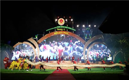 Khai mạc Festival 100 năm Dừa sáp Trà Vinh