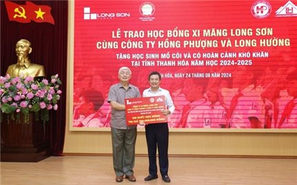 Công ty Xi măng Long Sơn trao học bổng cho học sinh có hoàn đặc biệt khó khăn tại Thanh Hóa